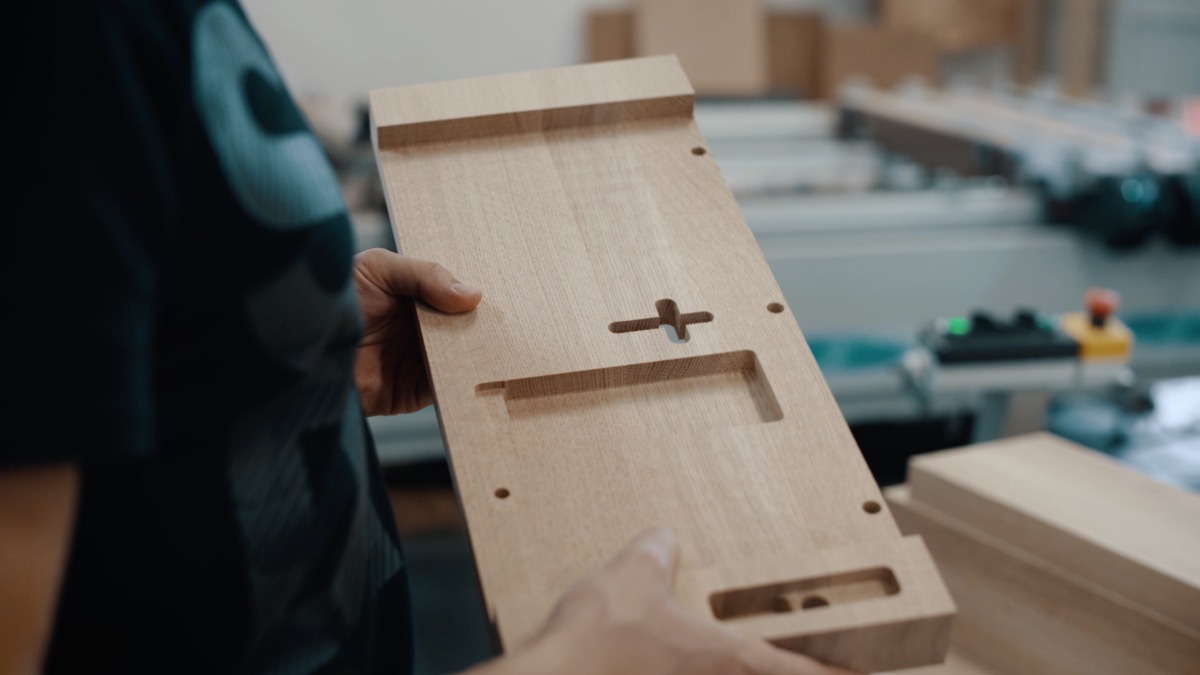 Holz - Herstellung von hölzernen Kirchenstühlen und Kirchenbänken aus Eichenholz.