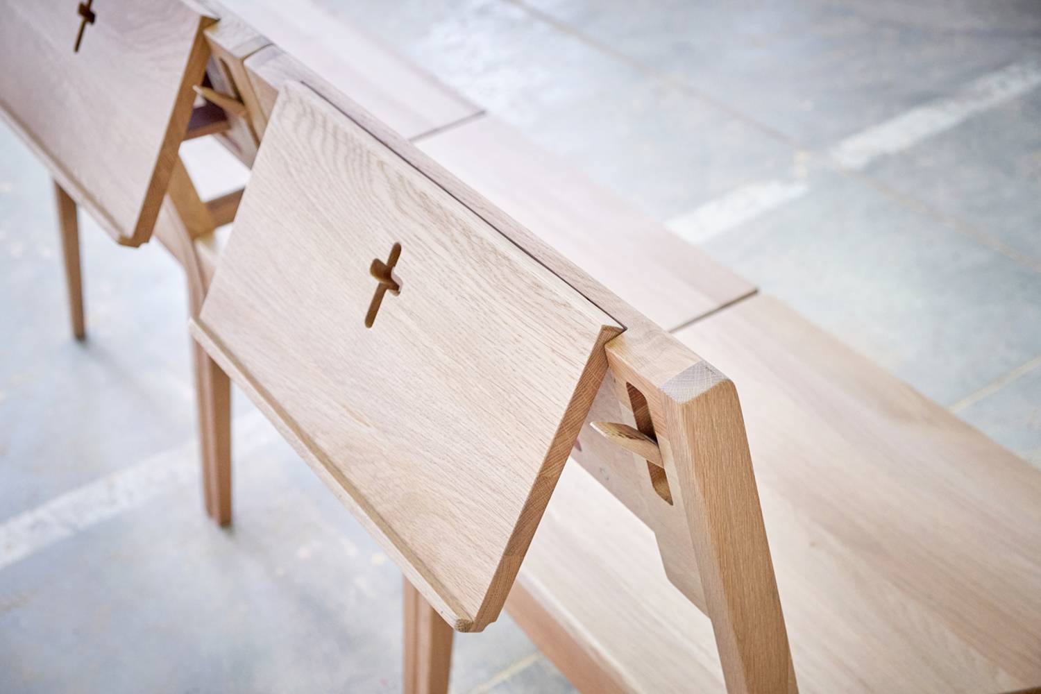 ZOE Kirchenstuhl mit einziehbarer Schlinge auf der Bibel.