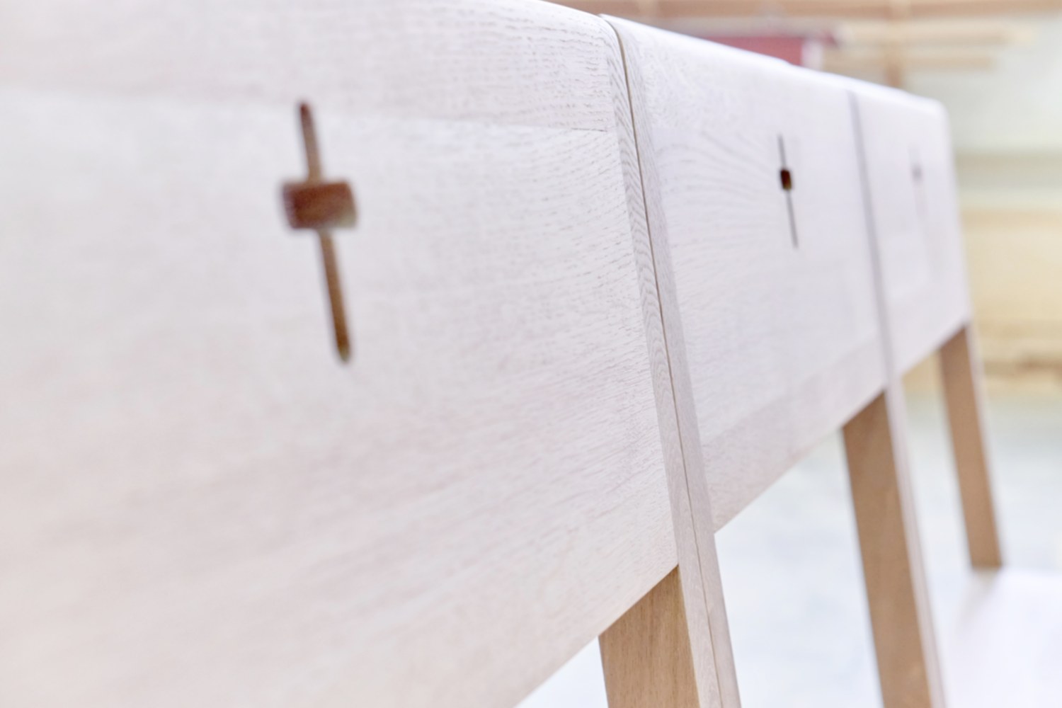 KIRCHENSTÜHLE aus Holz mit Kreuz in der Kirche.