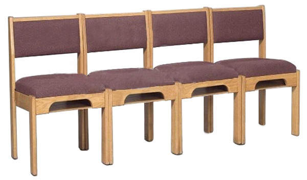 Nebeneinander gestapelte SARA-Kirchenstühle aus Eiche wirken wie eine Kirchenbank.